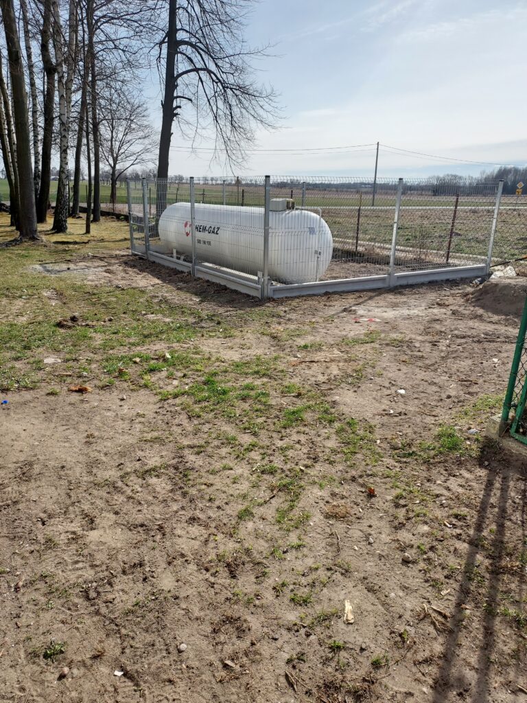 Zbiornik na gaz płynny przy budynku Szkoły Podstawowej w Gzowie